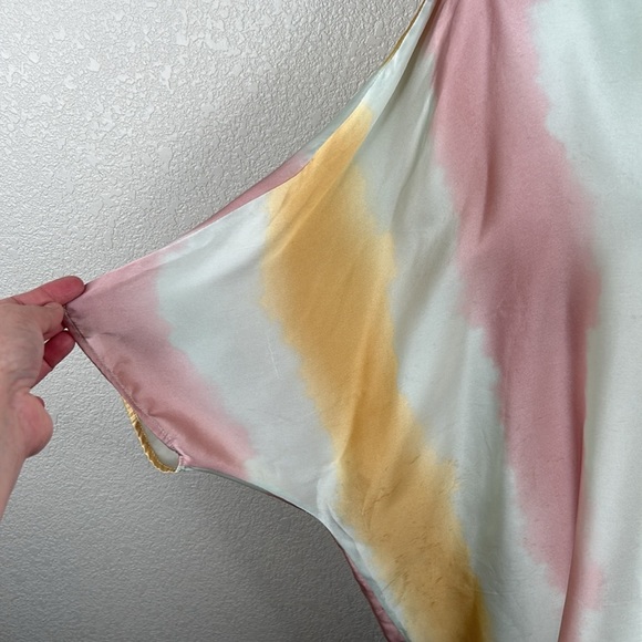 Adrienne Pastel Striped Casual High Low Short Sleeve Satin V-Neck Top Size Small - Picture 2 of 5